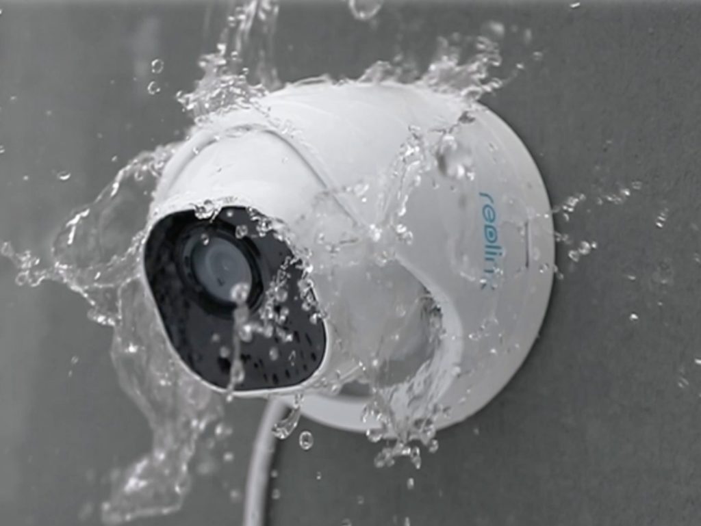 De l'eau coule sur une caméra installée par CRKS Protection.