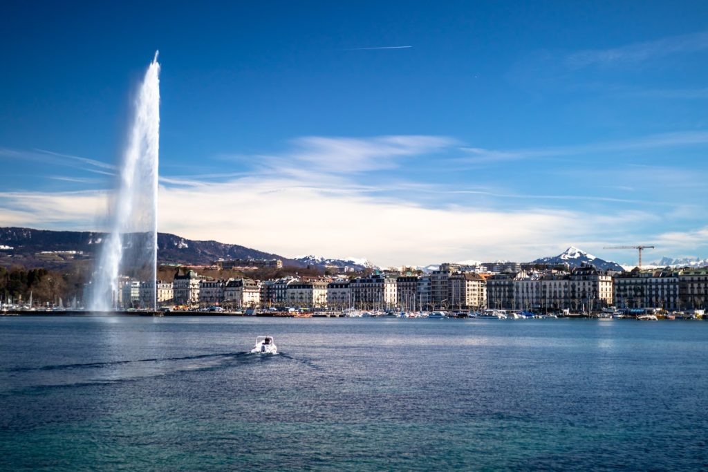 Photographie du Jet d'eau sur le Lac Leman à Genève pour illustrer intervention de pose de systèmes vidéosurveillance à Genève